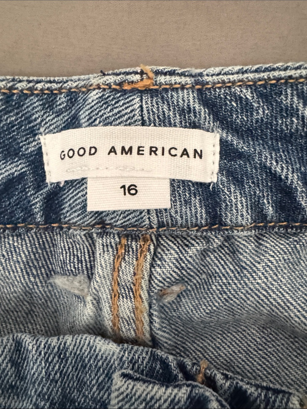 Good American High-Rise Distressed Light Blue Jeans 90’s - Picture 4 of 4